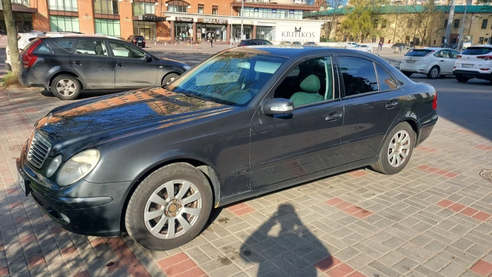 Mercedes-Benz E-Class мокрий асфальт 4