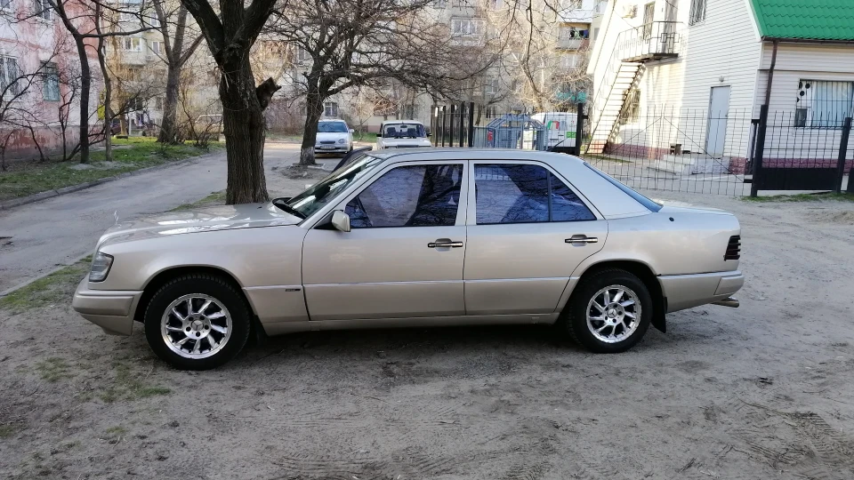 Mercedes-Benz E-Class Німецький траХтор 3