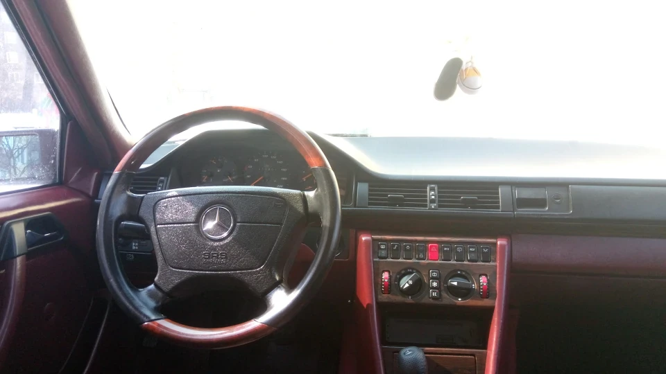 Mercedes-Benz E-Class Німецький траХтор 4