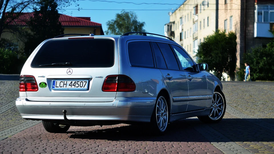 Mercedes-Benz E-Class Готель на колесах 3