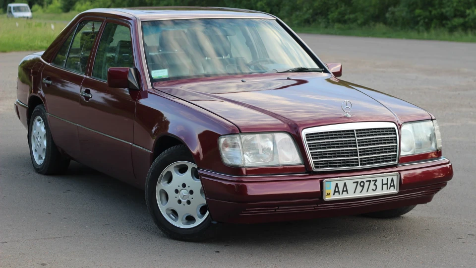 Mercedes-Benz E-Class п'яна вишня