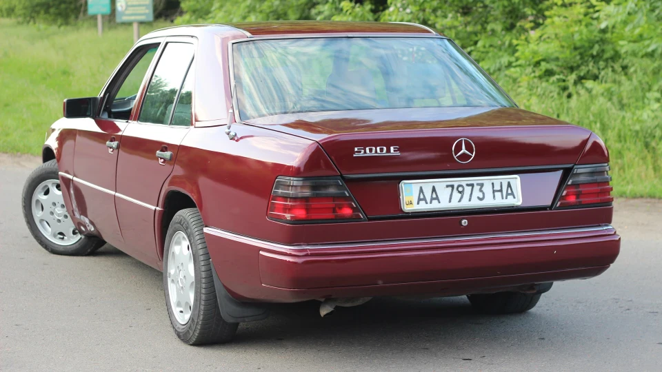 Mercedes-Benz E-Class п'яна вишня 2