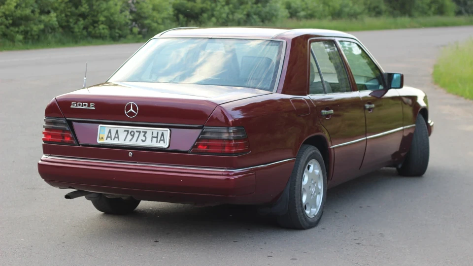 Mercedes-Benz E-Class п'яна вишня 3