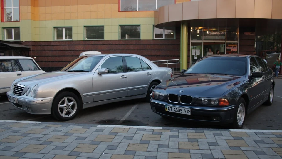 Mercedes-Benz E-Class Сріблястий діамант 2