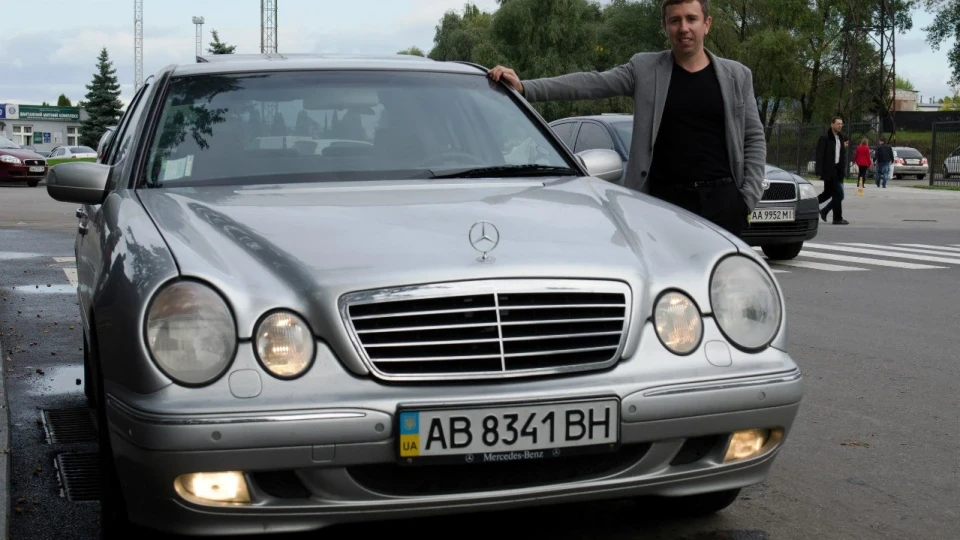 Mercedes-Benz E-Class Сріблястий діамант 3