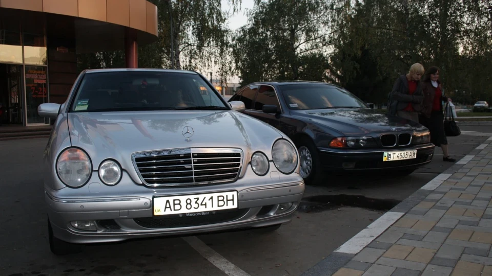 Mercedes-Benz E-Class Сріблястий діамант 4