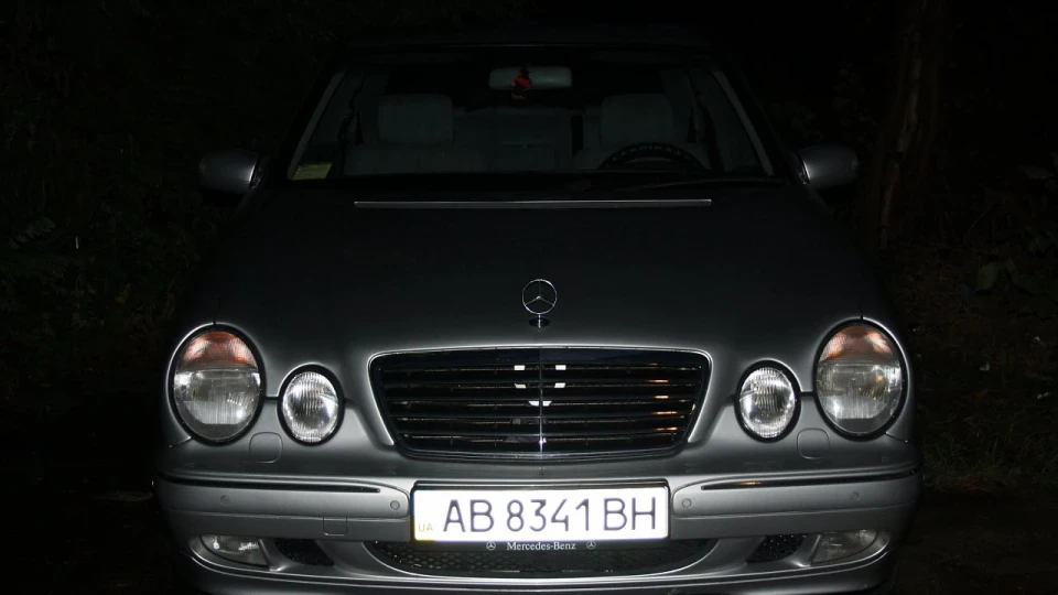 Mercedes-Benz E-Class Сріблястий діамант 5