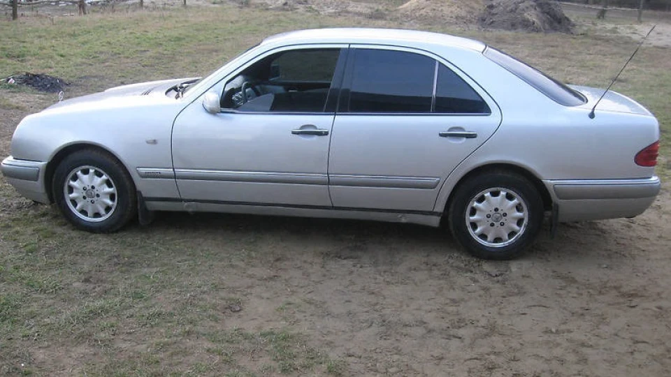 Mercedes-Benz E-Class Сріблястий ELEGANCE 4