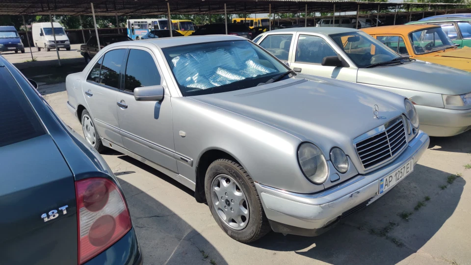 Mercedes-Benz E-Class Сріблястий очкарик. 2