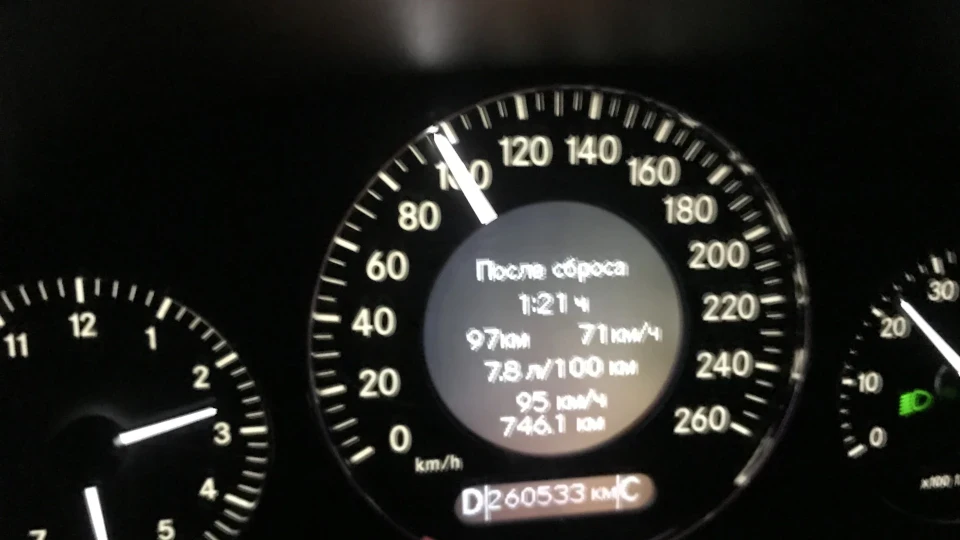 Mercedes-Benz E-Class Сіренький прудкий мерс