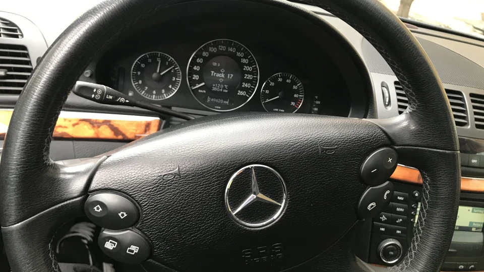 Mercedes-Benz E-Class Сіренький прудкий мерс 2