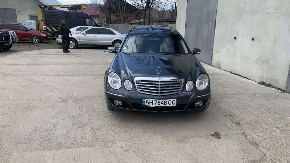 Mercedes-Benz E-Class Сіренький прудкий мерс 3