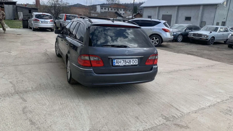 Mercedes-Benz E-Class Сіренький прудкий мерс 4
