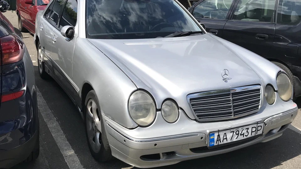 Mercedes-Benz E-Class Сірий Їжак на 4.3