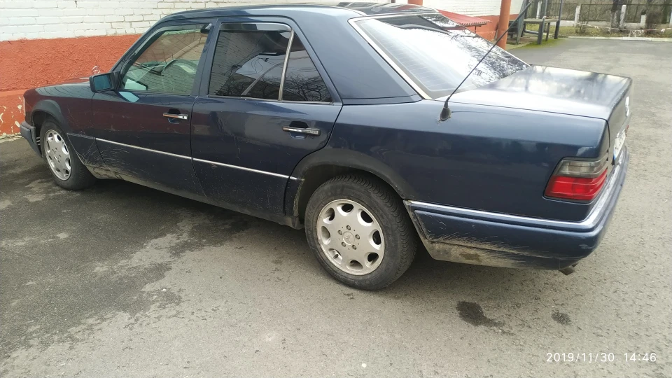 Mercedes-Benz E-Class Синій 2.8Б 2