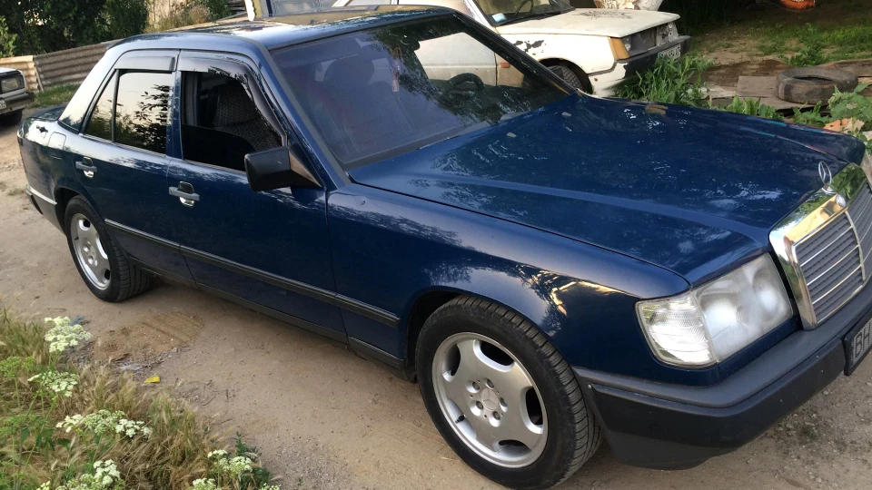 Mercedes-Benz E-Class Синій седан 2