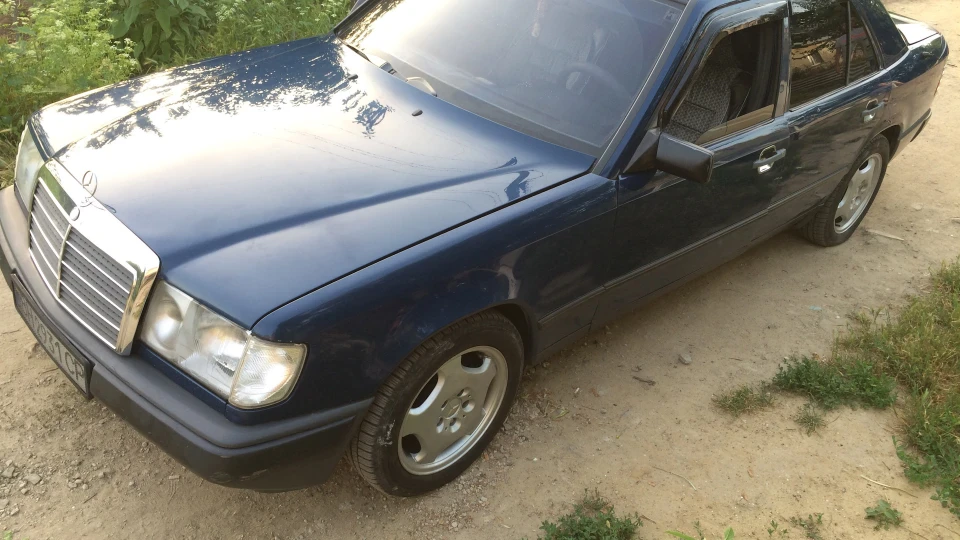 Mercedes-Benz E-Class Синій седан 3