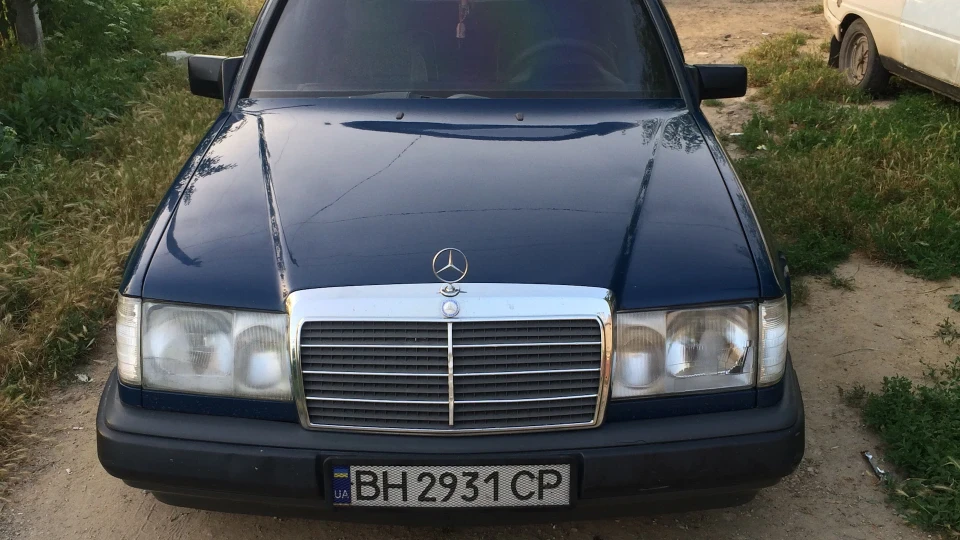 Mercedes-Benz E-Class Синій седан 4