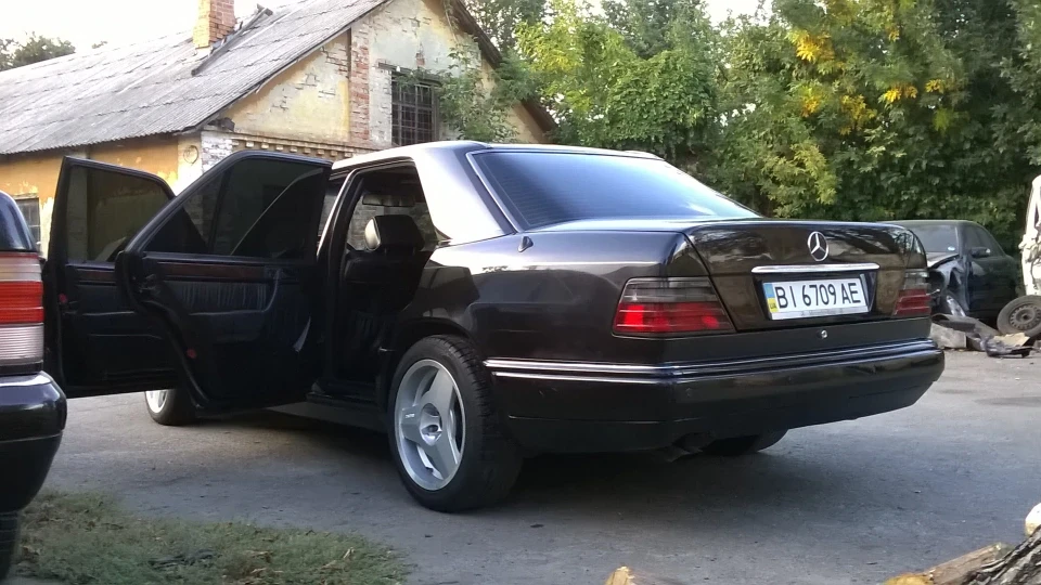 Mercedes-Benz E-Class Stance-Benz V8 3