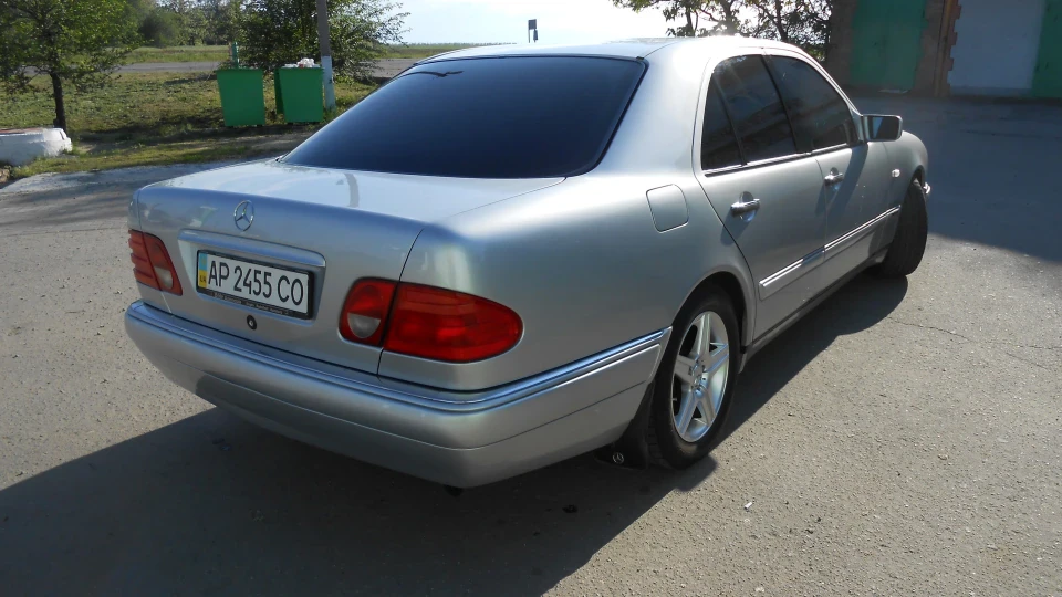 Mercedes-Benz E-Class Блискуче Срібло 2