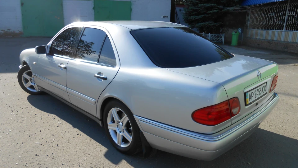 Mercedes-Benz E-Class Блискуче Срібло 3