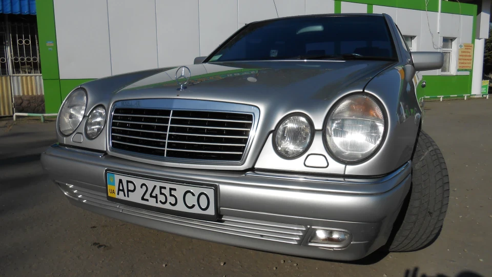 Mercedes-Benz E-Class Блискуче Срібло 4