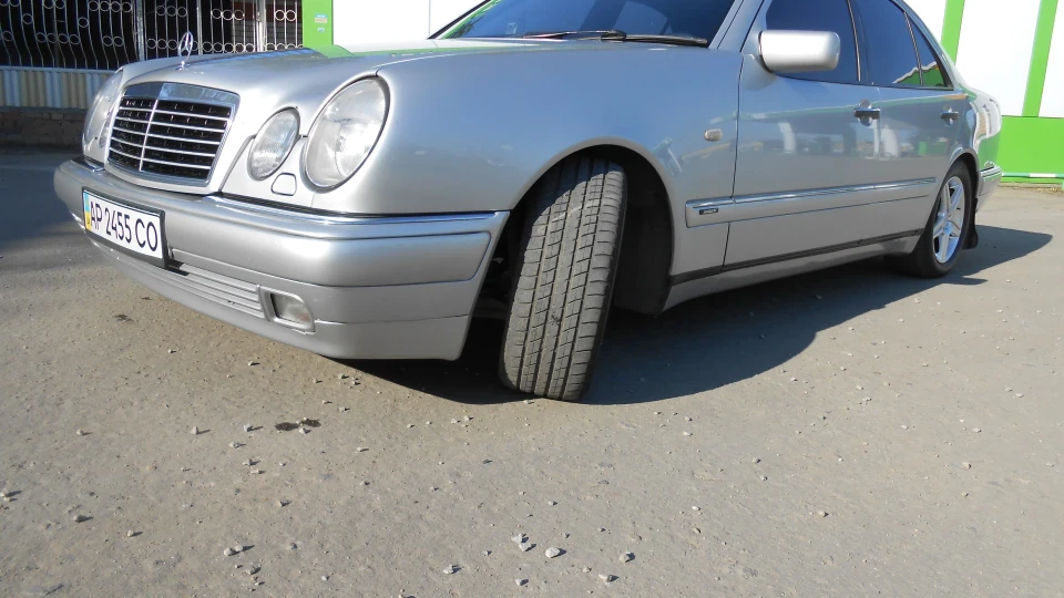 Mercedes-Benz E-Class Блискуче Срібло 5