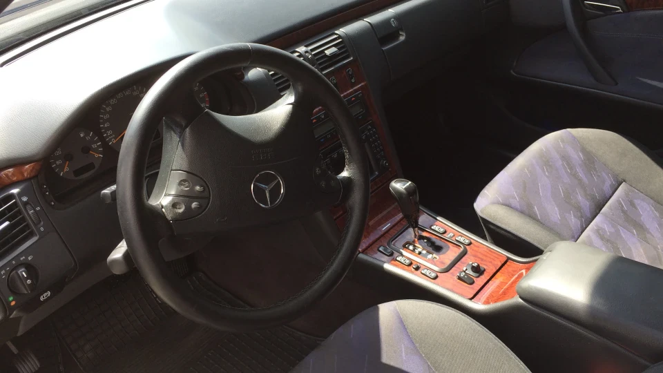 Mercedes-Benz E-Class Ультрафіолет430 2