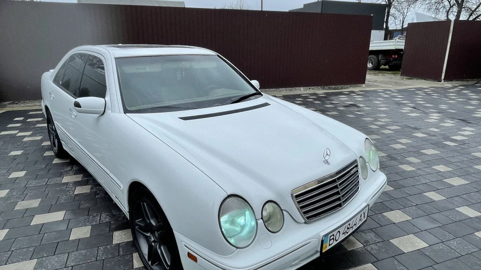Mercedes-Benz E-Class V6 USA 3