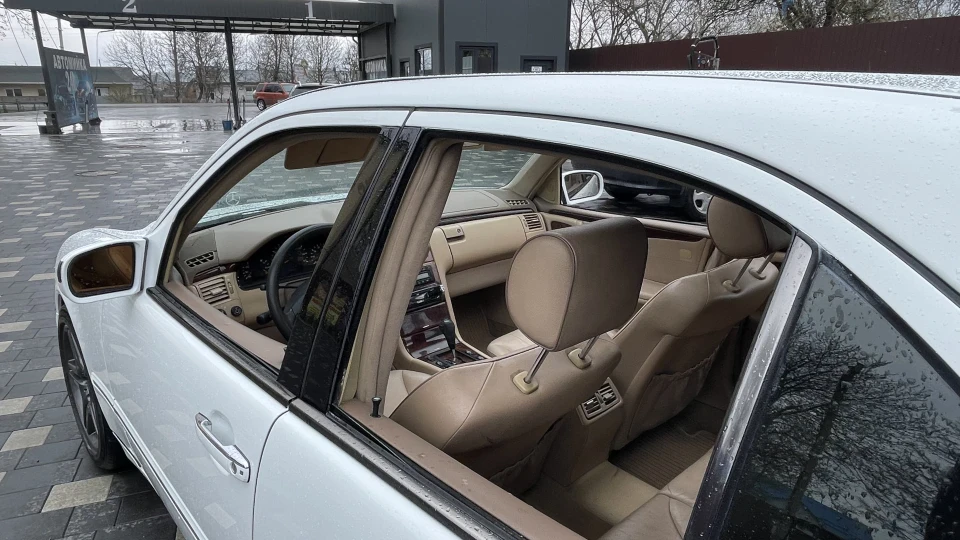 Mercedes-Benz E-Class V6 USA 5