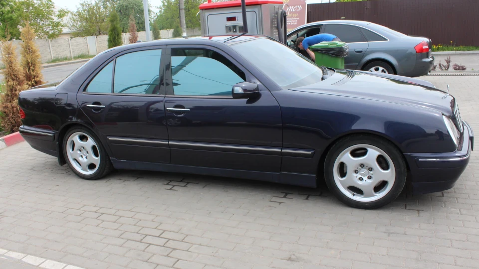 Mercedes-Benz E-Class V8 Avantgarde 2