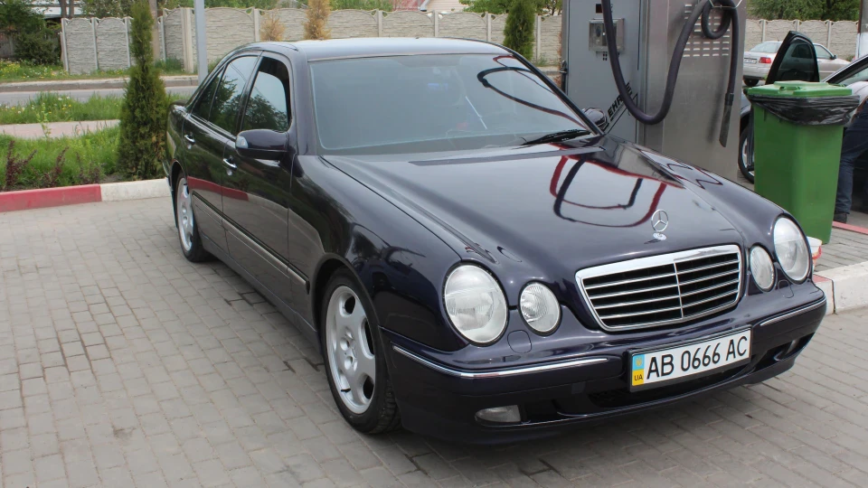 Mercedes-Benz E-Class V8 Avantgarde 3