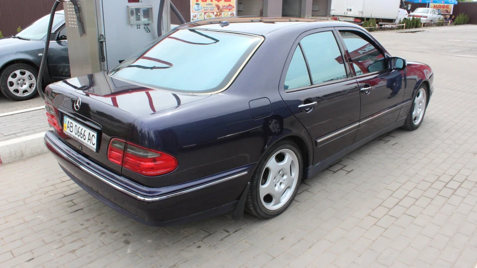 Mercedes-Benz E-Class V8 Avantgarde 4