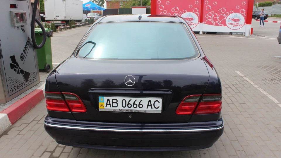 Mercedes-Benz E-Class V8 Avantgarde 5