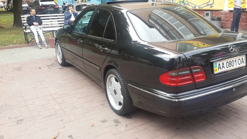 Mercedes-Benz E-Class V8 3
