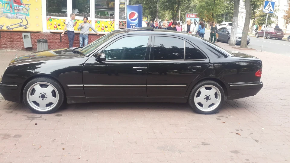 Mercedes-Benz E-Class V8 4
