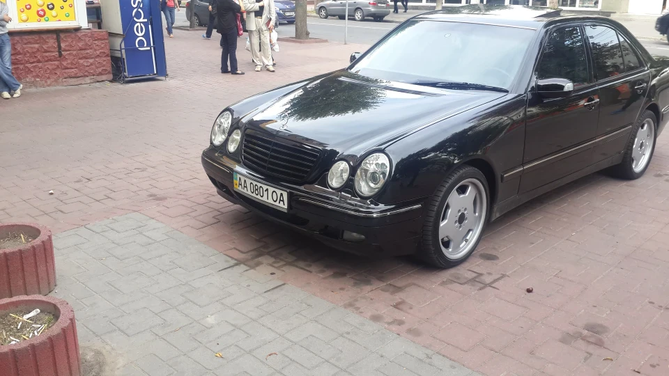 Mercedes-Benz E-Class V8 5