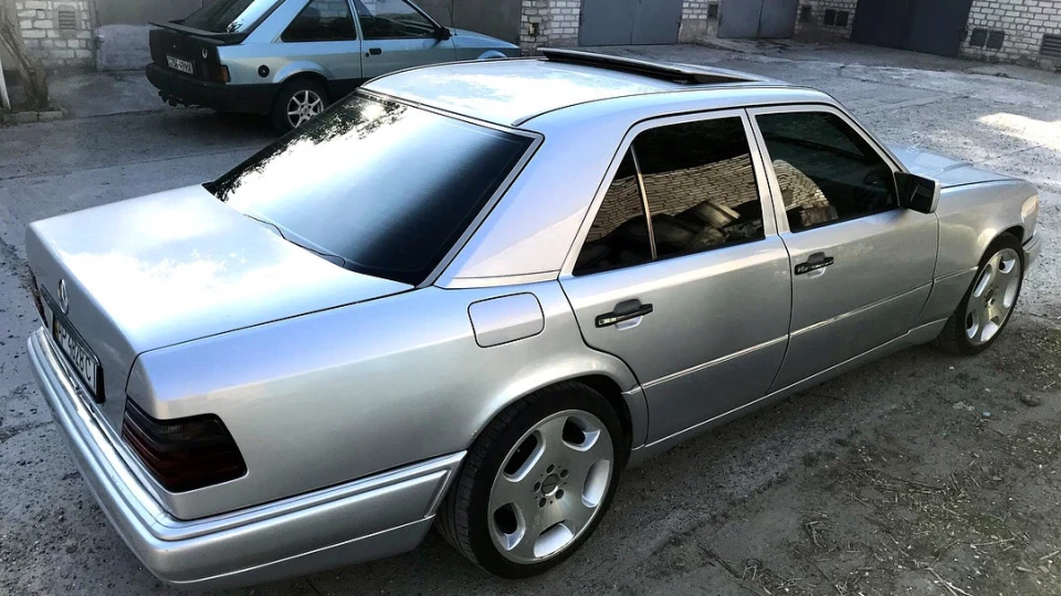 Mercedes-Benz E-Class V8 3