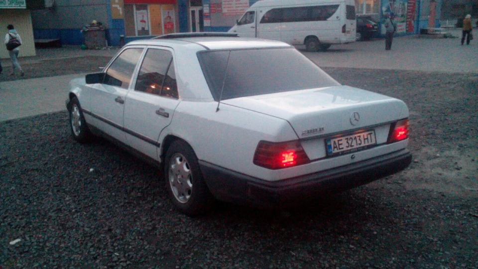 Mercedes-Benz E-Class w124 200D 2