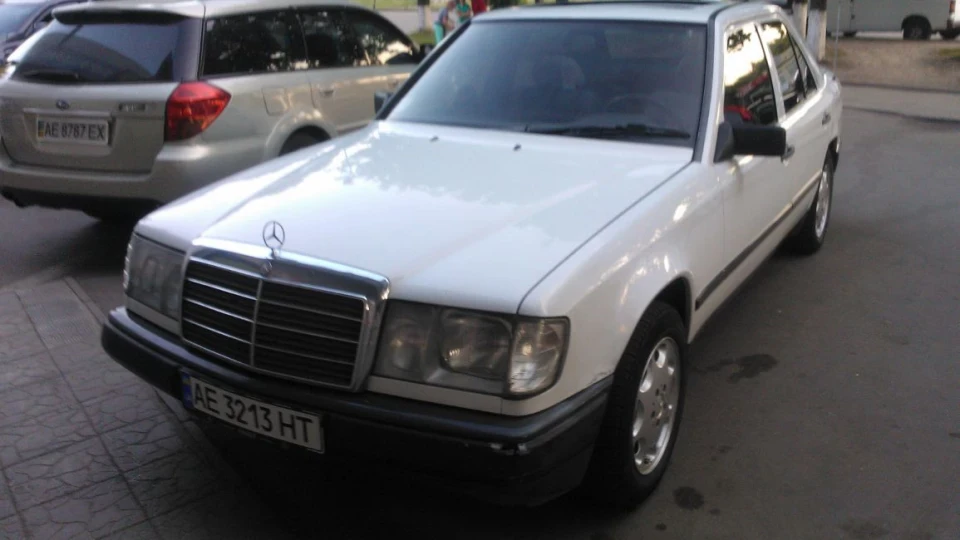 Mercedes-Benz E-Class w124 200D 3