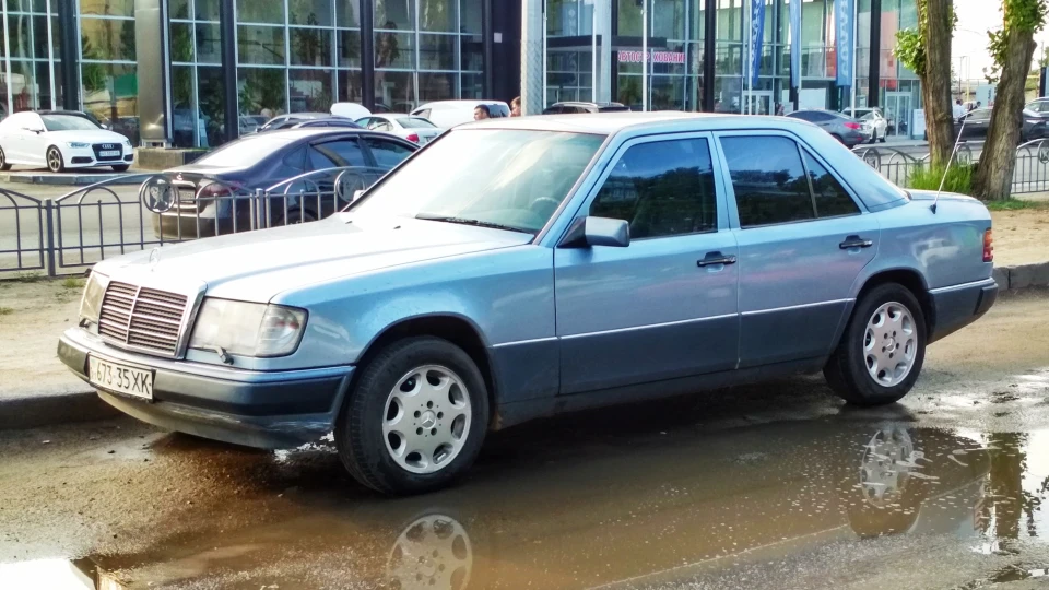 Mercedes-Benz E-Class W124 260E 2