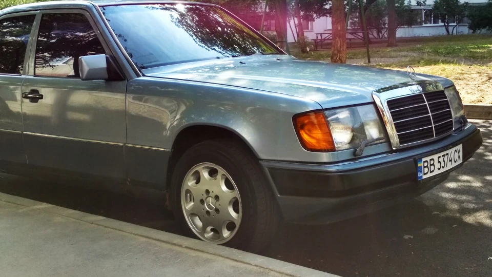 Mercedes-Benz E-Class W124 260E 3