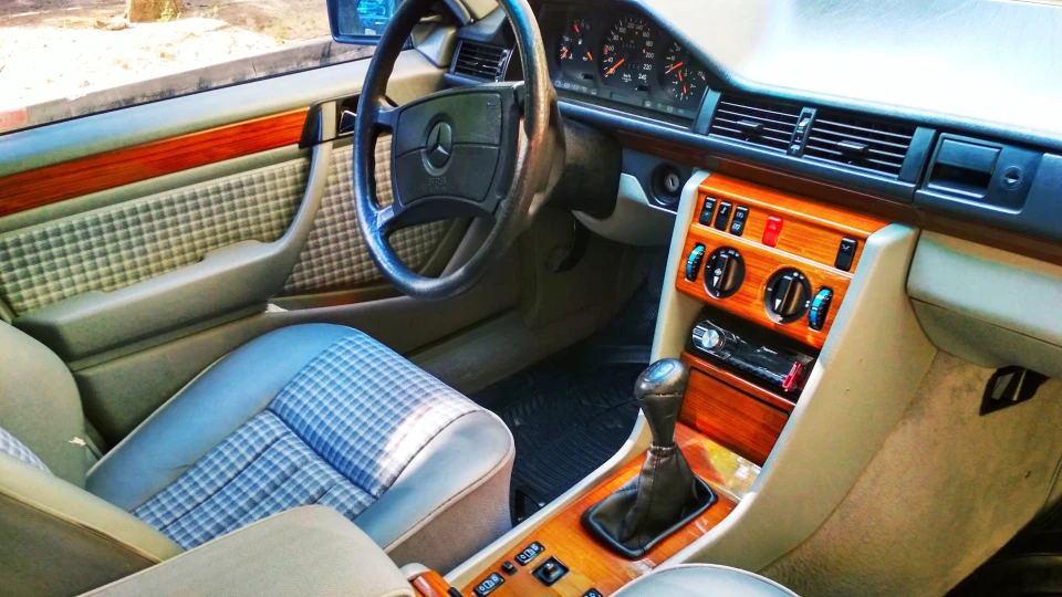 Mercedes-Benz E-Class W124 260E 4