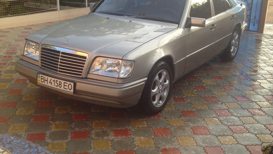 Mercedes-Benz E-Class W124 300 TD 603 2