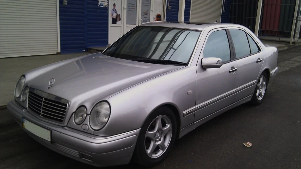 Mercedes-Benz E-Class W210 E280 V6 Individual 2