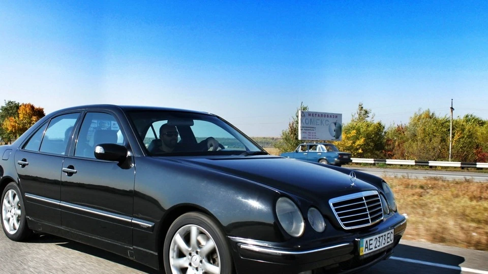 Mercedes-Benz E-Class W210 E430 V8 3