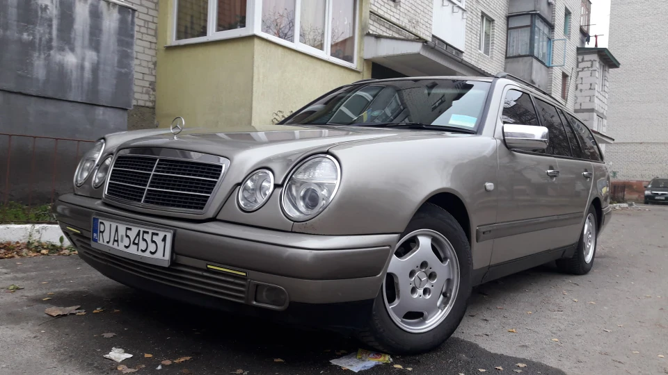 Mercedes-Benz E-Class Золотистий сарайчик