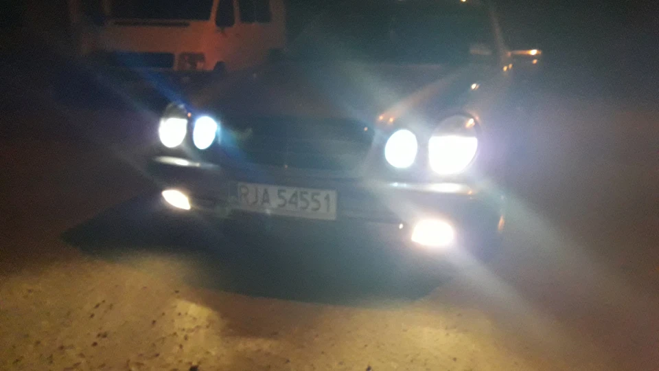 Mercedes-Benz E-Class Золотистий сарайчик 3