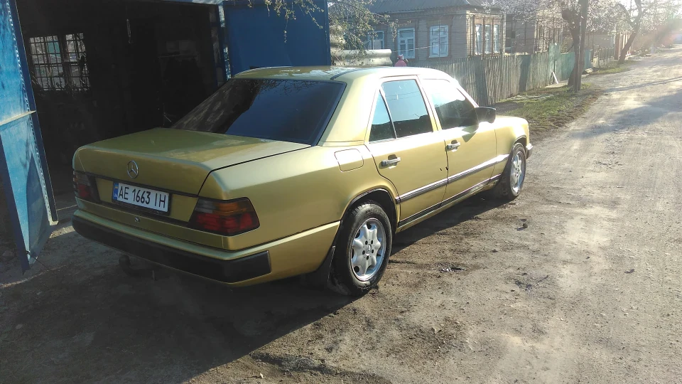 Mercedes-Benz E-Class Золотий! 2