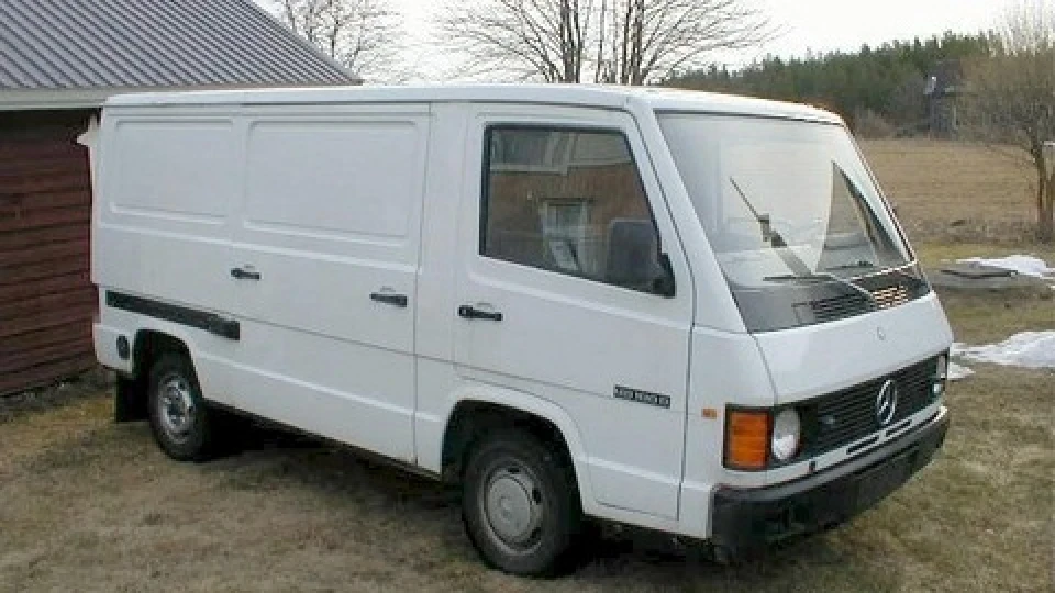 Mercedes-Benz MB100
